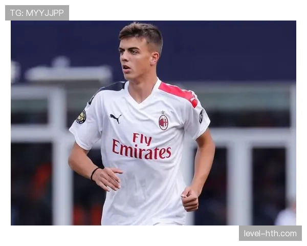 马尔蒂尼防守艺术解析：经典传承与足球场上的影响力